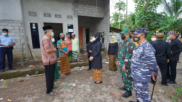Bupati Banyuwangi Ipuk Fiestiandani (Tengah Baju Hitam) Menemua warga dan perwakilan perguruan silat yang bentrok  mengajak untuk saling menahan diri (Istimewa)