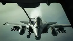 Jet tempur Dassault Rafale milik Prancis menerima bahan bakar dari pesawat tanker Angkatan Udara AS KC-10 di dekat Irak (26/10). Di Irak saat ini tengah terjadi pertempuran antara koalisi Irak-ISIS. (U.S. Air Force/Senior Airman Tyler Woodward/REUTERS)