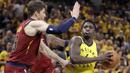 Pemain Indiana Pacers, Victor Oladipo (kanan) mencoba melewati adangan pemain Cavaliers, Kyle Korver pada game keenam playoffs NBA basketball di Bankers Life Fieldhouse, Indianapolis, (27/4/2018). Pacers menang 121-87. (AP/Darron Cummings)