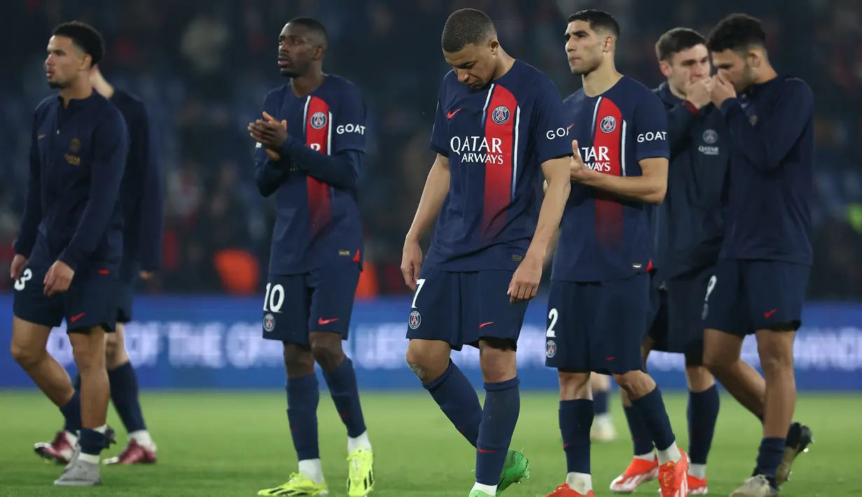 Kylian Mbappe dan Ousmane Dembele berupaya keras menembus lini belakang Dortmund. (FRANCK FIFE / AFP)