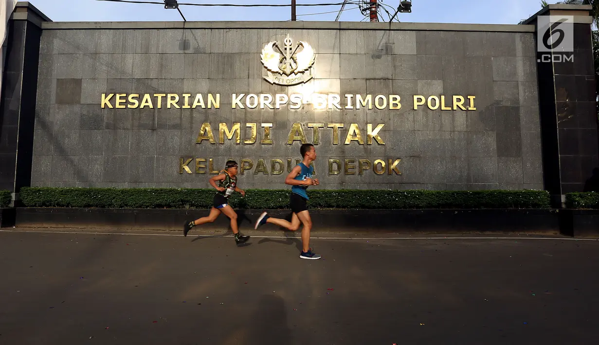 Dua orang peserta berlari saat mengikuti "Brimob RUN 2017" di Kelapa Dua, Depok, Minggu Pagi (3/12). Acara ini merupakan rangkaian dari perayaan hari ulang tahun Korps Brimob Polri ke-72. (Liputan6.com/JohanTallo)