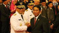 Wakil Ketua DPRD DKI Abraham 'Lulung' Lunggana melakukan salam komando saat memberi ucapan selamat kepada Anies Baswedan usai pelantikan Gubernur dan Wakil Gubernur DKI Jakarta periode 2017-2022 di Istana Negara, Senin (16/10). (Liputan6.com/Angga Yuniar)