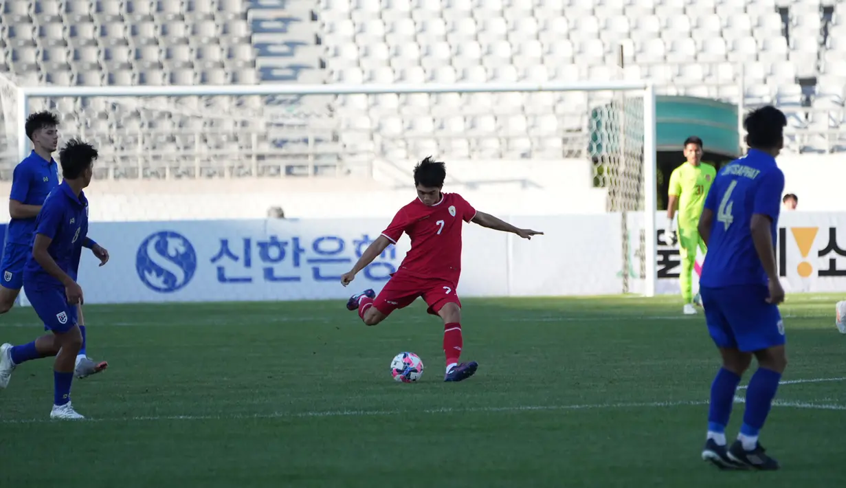 Pemain Timnas Indonesia U-20, Ji Da Bin melepaskan tendangan ke arah gawang Thailand U-20 pada laga kedua Turnamen Seoul Earth on Us Cup 2024 di Stadion Mokdong, Seoul, Korea Selatan, Jumat (30/8/2024). (Dok. PSSI)