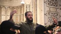Abu Mohammed al-Golani, pemimpin kelompok Hayat Tahrir al-Sham (HTS) yang memimpin serangan pemberontak kilat untuk menjatuhkan pemerintahan Bashar al-Assad, berpidato di hadapan khalayak di Masjid Umayyah yang merupakan bangunan bersejarah di&nbsp;Damaskus, Suriah,&nbsp;Minggu (8/12/2024). (Dok. Aref Tammawi/AFP)
