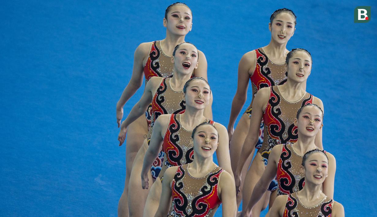 Para perenang China tampil pada nomor beregu cabang renang indah Asian Games XVIII di Stadion Aquatic Senayan, Jakarta, Rabu (29/8/2018). Tim China berhasil meraih medali emas. (Bola.com/Vitalis Yogi Trisna)
