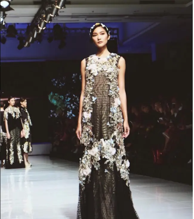 Koleksi night gown yang cantik dengan garis rancangan feminin dan modern. (appmidki/instagram)