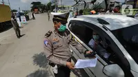 Polantas Polres Bogor memeriksa surat domisili pengemudi mobil  yang melintasi Pos Pengawasan Larangan Mudik di Cigombong, Bogor, Rabu (29/4/2020). Polres Bogor terus melakukan penyekatan  mencegat pemudik sekaligus PSBB mengantsipasi penyebaran virus Covid-19. (merdeka.com/Arie Basuki)