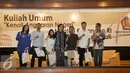 Menteri Keuangan RI, Sri Mulyani Indrawati dan Rektor Unpad, Tri Hanggono Achmad berfoto bersama beberapa peserta usai kuliah umum di Graha Sanusi Unpad, Kota Bandung, Selasa (29/11). (Liputan6.com/Yoppy Renato)