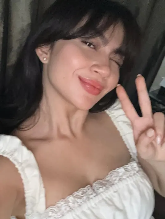 Ariel Tatum juga mengucapkan Hari Perempuan Internasional dengan mengunggah beberapa foto. Salah satunya foto selfie mengenakan sleeveless putih top berenda. [@arieltatum]