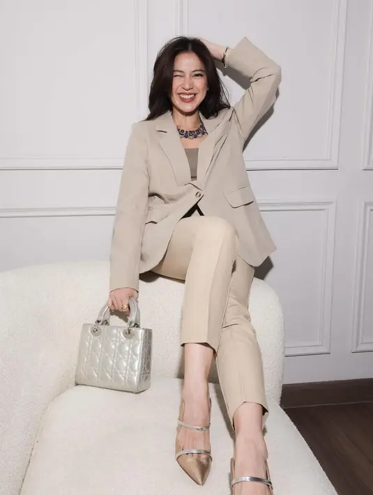 <p>Cantiknya Tyna Dwi Jayanti bergaya lady boss mengenakan setelan blazer dan celana Panjang cokelat. Ia padukan penampilan memesonanya ini dengan inner yang juga berwarna cokelat, tas tangan dan heels senada. [Foto: Instagram/tynadwijayanti]</p>