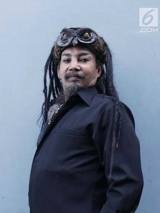 Mentalis Limbad berpose saat menghadiri acara di kawasan Tendean, Jakarta, Kamis (2/8). Tak sekadar keke challenge, Limbad pun mengganti lagu Drake ke musik dangdut di akhir video tantangannya. (Liputan6.com/Faizal Fanani)