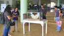 Warga dan awak media saat melihat sebuah mutiara terbesar di dunia yang ditemukan di Pulau Palawan, Filipina (25/8). Mutiara ini diperkirakan bernilai sekitar USD 100 juta atau setara dengan Rp 1,3 triliun. (REUTERS)