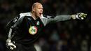 Brad Friedel - Kiper berkepala plontos ini mencetak gol untuk Blackburn Rovers saat melawan Charlton Athletic pada 21 Februari 2004. Namun sayang timnya kalah dramatis dengan skor 3-2. (AFP/Paul Ellis)