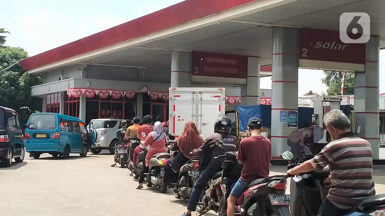 Pertalite Batal Naik, Antrean Pengisian BBM Subsidi Masih Terjadi