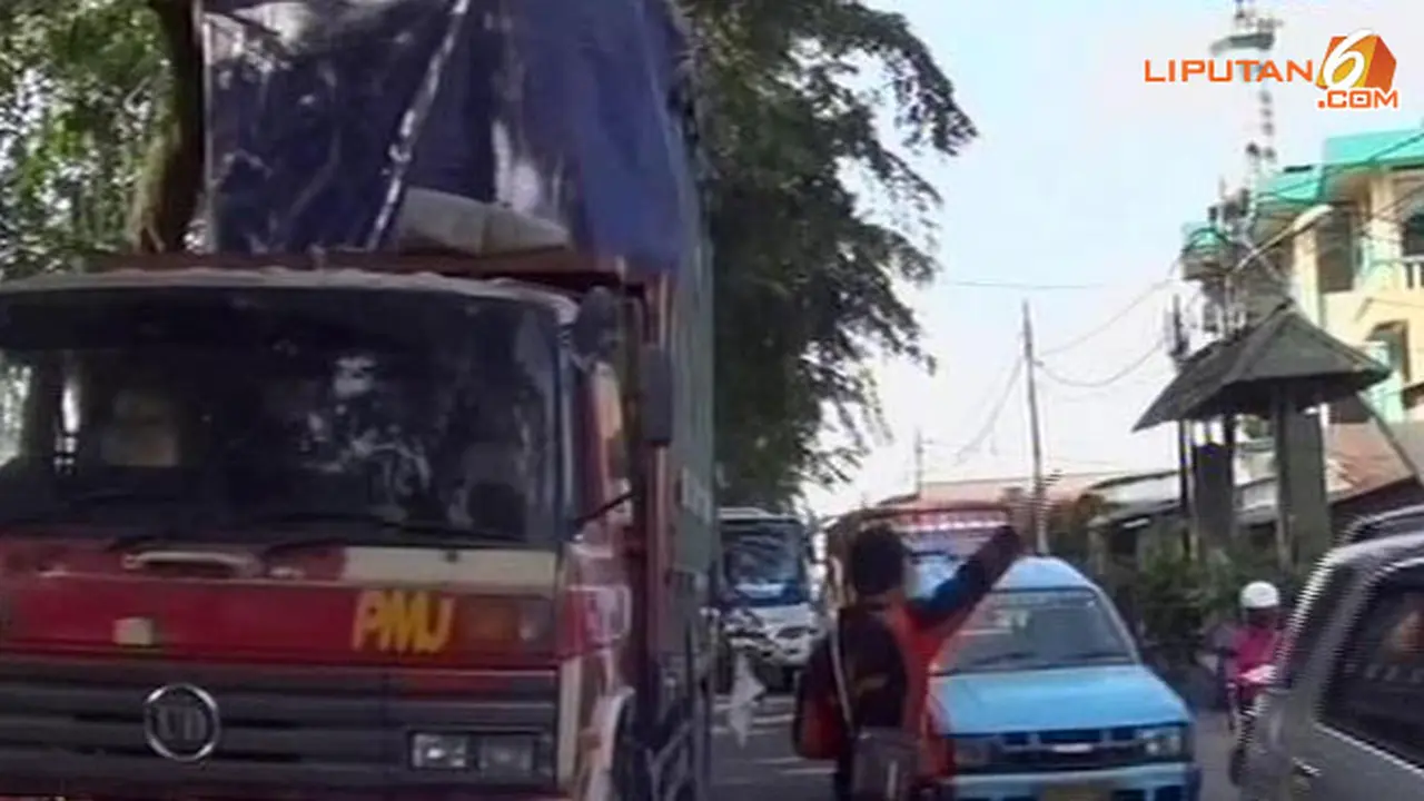 Truk Tabrak Pohon