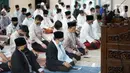 Gubernur dan Wakil Gubernur DKI Jakarta Anies Baswedan dan Ahmad Riza Patria melaksanakan salat Idul Adha di Masjid Fatahillah Balai Kota, Jumat (31/7/2020). Salat yang diikuti para pejabat Pemprov DKI Jakarta tersebut digelar dengan menerapkan protokol kesehatan. (Liputan6.com/Immanuel Antonius)