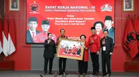 Ketua Umum DPP PDI Perjuangan (PDIP) Megawati Soekarnoputri menyerahkan foto peristiwa pengumuman Ganjar Pranowo, sebagai bakal capres di Istana Batu Tulis, Bogor, kepada Presiden RI Joko Widodo (Jokowi). (Foto: Dokumentasi PDIP)