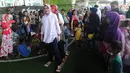 Wali Kota Tangerang Selatan Airin Rachmi Diany mencoba permainan bakiak di Taman Bermain Masyarakat (TBM) Kolong Ciputat, Tangsel, Banten, Minggu (22/7). Kegaiatan ini untuk merayakan Hari Anak Nasional. (Merdeka.com/Arie Basuki)