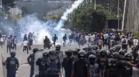 Kekerasan dari aparat semakin menjadi setelah beberapa pengunjuk rasa berupaya menembus area parlemen dengan menaiki pagar bangunan tersebut. (PRABIN RANABHAT/AFP)
