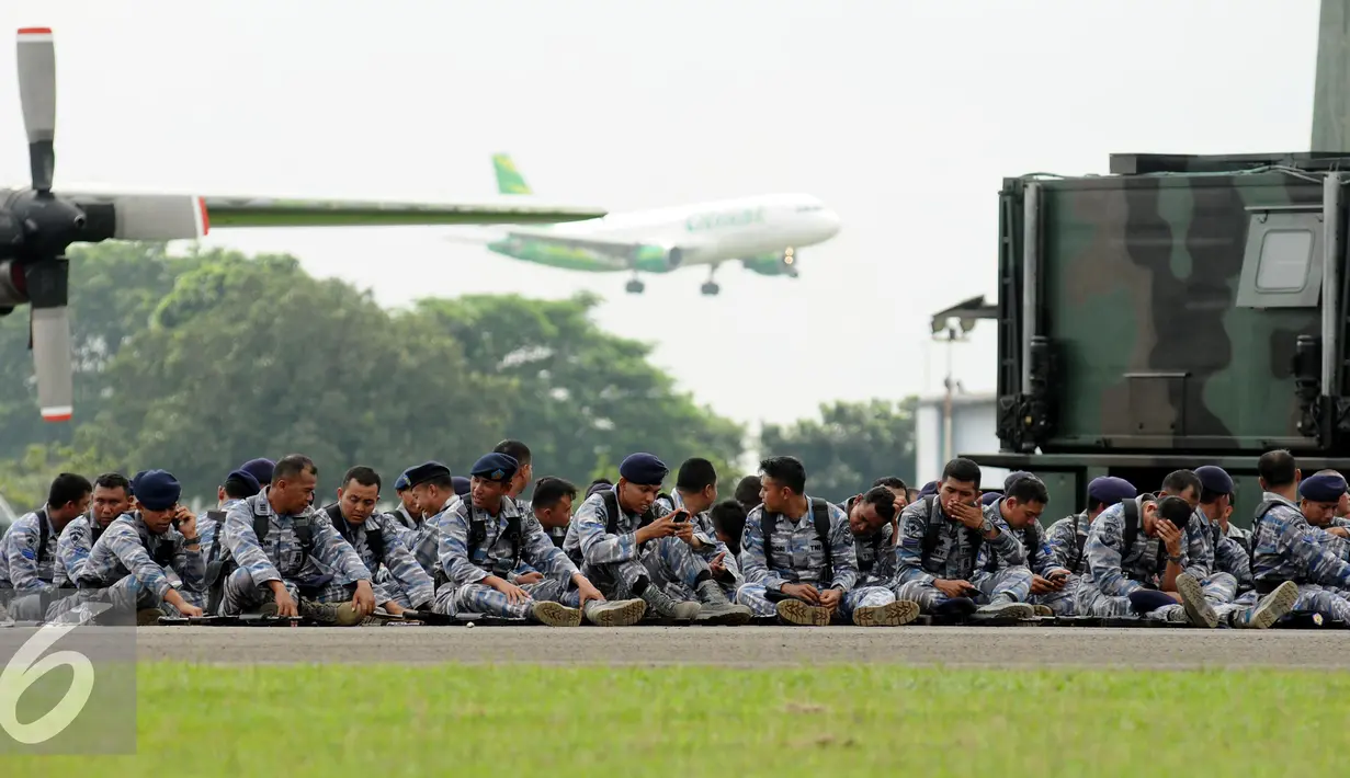 Personil TNI menunggu dimulainya Upacara Alih Kodal PPRC TNI TA 2016-2018 di Halim Perdanakusuma, Jakarta, Kamis (3/3/2016). Serah tugas dari Panglima Divisi II Kostrad ke Panglima Divisi I Kostrad. (Liputan6.com/Helmi Fithriansyah)