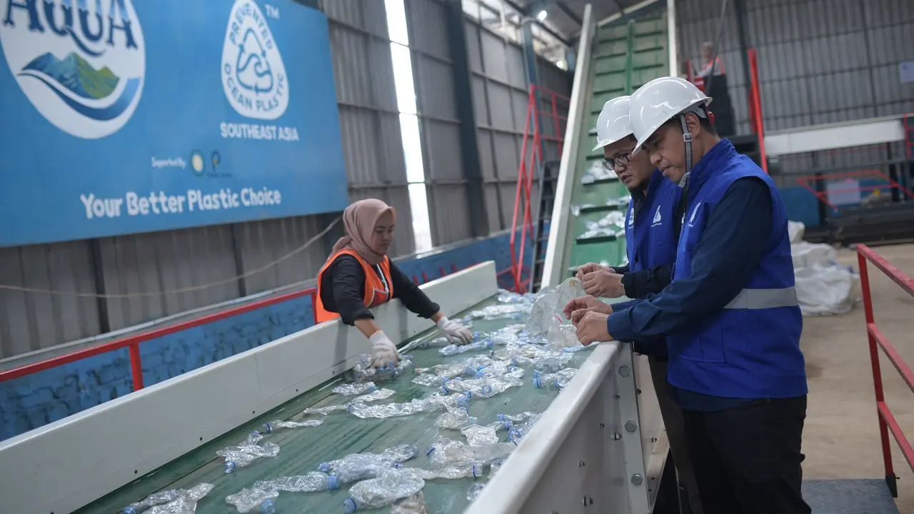 Aqua berkolaborasi dengan Prevented Ocean Plastic Southeast Asia (PopSea) melalui peresmian Fasilitas Daur Ulang (Aggregation Center) di Samarinda, Kalimantan Timur (Kaltim).