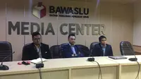 Dino Patti Djalal (tengah) saat melapor ke Kantor Bawaslu, Jakarta, Rabu (20/3/2019). (Liputan6.com/Muhammad Radityo Priyasmoro)