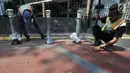 Pekerja memasang Bolar atau tiang pembatas pedestrian di kawasan Tugu Tani, Jakarta, Minggu (9/9). Pemasangan Bolar bertujuan menjaga keindahan jalur pedestrian dan mencegah penyalahgunaan fungsi.(merdeka.com/ Iqbal S. Nugroho)