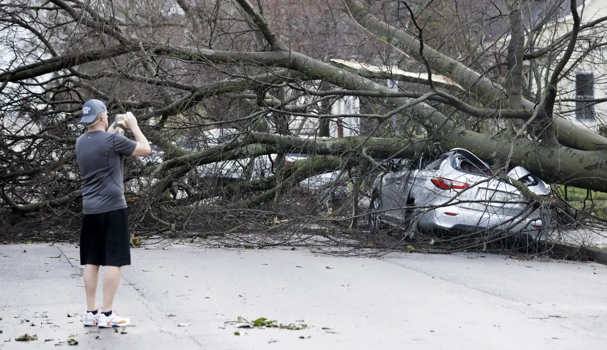 Seorang warga memotret kerusakan setelah dihantam tornado di Nashville, Tennessee, Selasa (3/3/2020). Setidaknya delapan orang tewas ketika dua tornado mendarat di wilayah Tennessee tengah, dan merusak sekitar 40 bangunan di seluruh wilayah Nashville. (AP Photo/Mark Humphrey)
