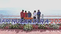 Menteri Perhubungan Budi Karya Sumadi saat puncak peringatan Harnus 2023 di kawasan wisata Pantai Tugulufa, Kota Tidore Kepulauan, Provinsi Maluku Utara (Malut), Rabu (13/12/2023). Pemerintah mendorong Tidore Kepulauan untuk menjadi salah satu Kawasan Strategis Pariwisata Nasional. Puncak Hari Hari Nusantara (Harnus) 2023 yang berlangsung pada 10- 13 Desember 2023 pun sengaja dipusatkan di salah satu wilayah Timur Indonesia yang memiliki kekayaan dan pemandangan alam memukau tersebut. (Dok. Kemenhub)