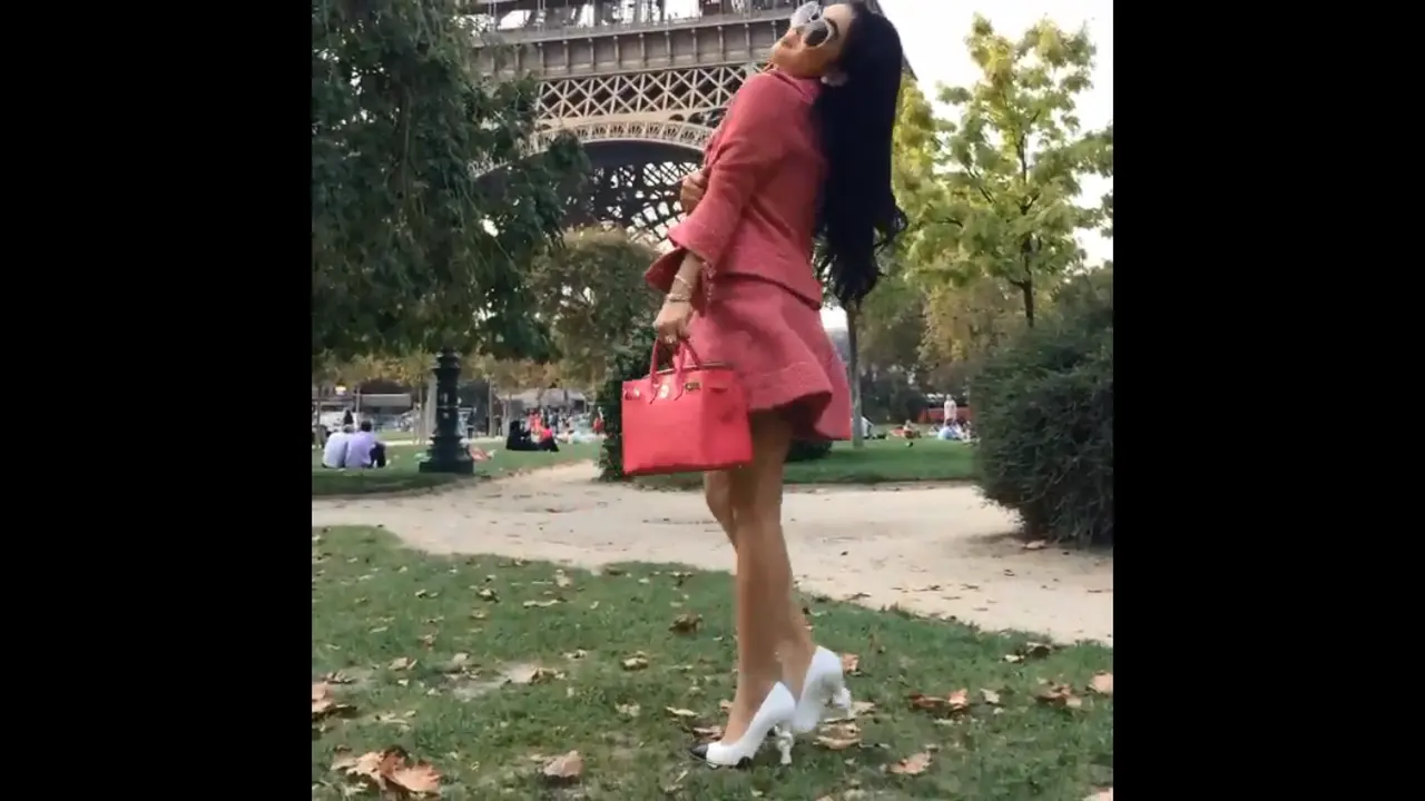 Bosan Tampil Sendiri, Syahrini Bikin Video Maju Mundur Rombongan