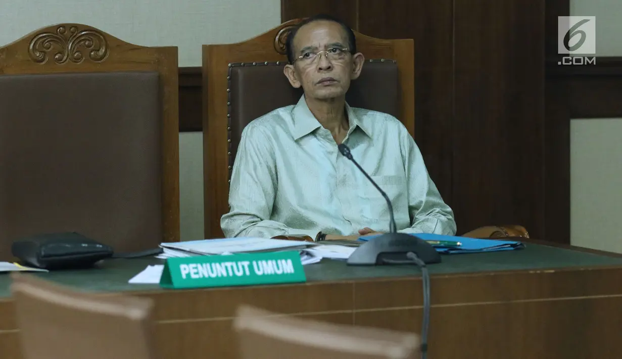 Terpidana korupsi penyelenggaraan ibadah haji 2010-2013, Suryadharma Ali saat menjalani sidang lanjutan PK di Pengadilan Tipikor, Jakarta, Senin (2/7). Melalui kuasa hukumnya, Suryadharma Ali menyerahkan sejumlah bukti. (Liputan6.com/Helmi Fithriansyah)