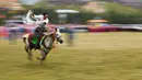 Seorang penunggang kuda memamerkan kemampuannya dalam upacara pembukaan Festival Pariwisata Shambhala ke-20 di Prefektur Otonom Etnis Tibet Gannan, Provinsi Gansu, China, 31 Agustus 2020. Festival Pariwisata Shambhala ke-20 dimulai di Padang Rumput Dangzhou pada Senin (31/8). (Xinhua/Chen Bin)