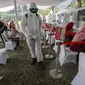 Tenaga medis menyemprotka cairan disinfektan saat rapid test dan swab test massal Badan Intelijen Negara (BIN) di lapangan Kecamatan Pamulang, Tangsel, Kamis (2/7/2020). BIN sediakan 1.000 rapid test karena wilayah Pamulang merupakan zona merah penyebaran Covid-19. (Liputan6.com/Fery Pradolo)