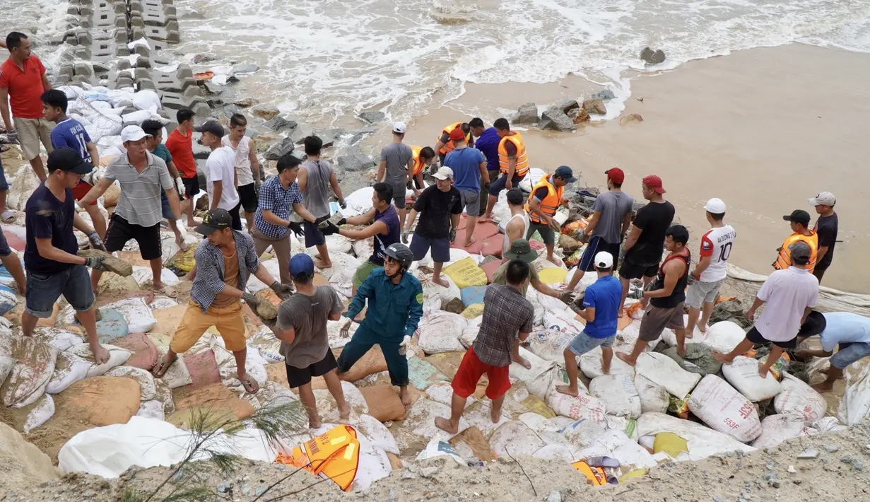 Personel militer dan warga bekerja sama memperkuat tanggul pemecah ombak di Provinsi Thua Thien-Hue, Vietnam, 20 Oktober 2020. Bencana alam menyebabkan 105 orang tewas dan 27 lainnya hilang di sejumlah wilayah tengah dan dataran tinggi tengah Vietnam sejak awal Oktober. (Xinhua/VNA)