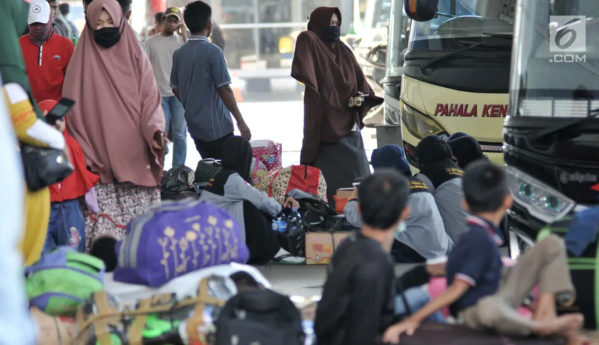 Pemudik menunggu keberangkatan bus di Terminal Pulogebang, Jakarta, Selasa (28/5/2019). Memasuki H-8 Lebaran, tercatat hingga sore ini jumlah penumpang yang akan berangkat dari Terminal Pulogebang menuju kota di Jawa Tengah, Barat, Timur, dan Sumatera 4.488 orang. (merdeka.com/Iqbal S. Nugroho)