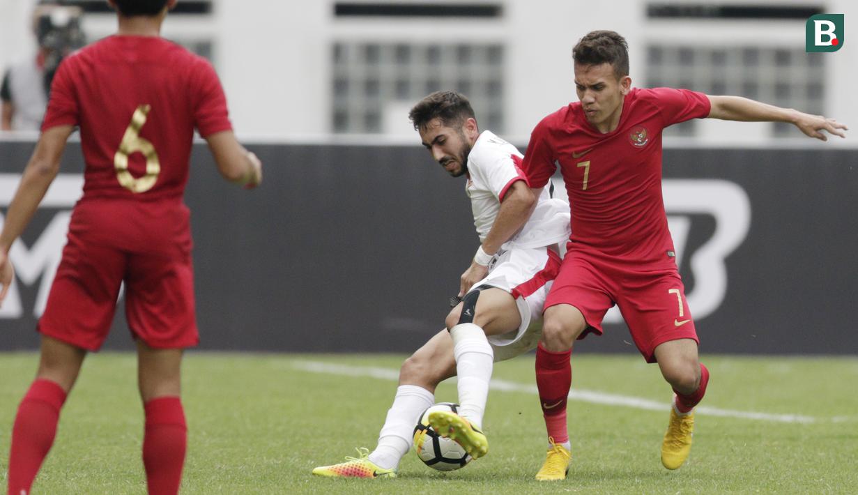 Gelandang Indonesia, Egy Maulana Vikri, saat melawan Yordania pada laga persahabatan di Stadion Wibawa Mukti, Jawa Barat,  Sabtu (13/10/2018). Indonesia menang 3-2 atas Yordania. (Bola.com/M Iqbal Ichsan)