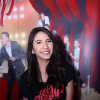 Acha kesulitan jatuh cinta saat membayangkan sosok Babe Cabita yang menjadi kekasihnya dalam film drama percintaan dan komedi tersebut. (Andy Masela/Bintang.com)