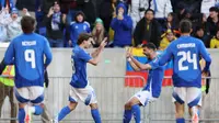 Gelandang Italia, Nicolo Barella, disambut rekan-rekannya setelah mencetak gol ke gawang Ekuador dalam laga uji coba internasional di Red Bull Arena, New Jersey, Senin (25/3/2024) dini hari WIB. Gli Azzurri menang 2-0 atas Ekuador dalam laga ini. (TRIBALLEAU / AFP)