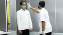 Presiden Joko Widodo diperiksa suhunya saat meninjau kesiapan penerapan prosedur standar New Normal di Stasiun MRT Bundaran HI, Jakarta, Selasa (26/5/2020). Jokowi melakukan peninjauan kesiapan penerapan prosedur standar new normal di stasiun tersebut. (Tribunnews/Irwan Rismawan/Pool)