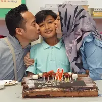 Denny memang sangat bertanggung jawab akan tugas utamanya menjadi seorang ayah. Meskipun sibuk bekerja, namun menurut Santi, suaminya itu lebih fokus dalam hal mengurus dan mendidik anak-anaknya. (Instagram/dennycagur)
