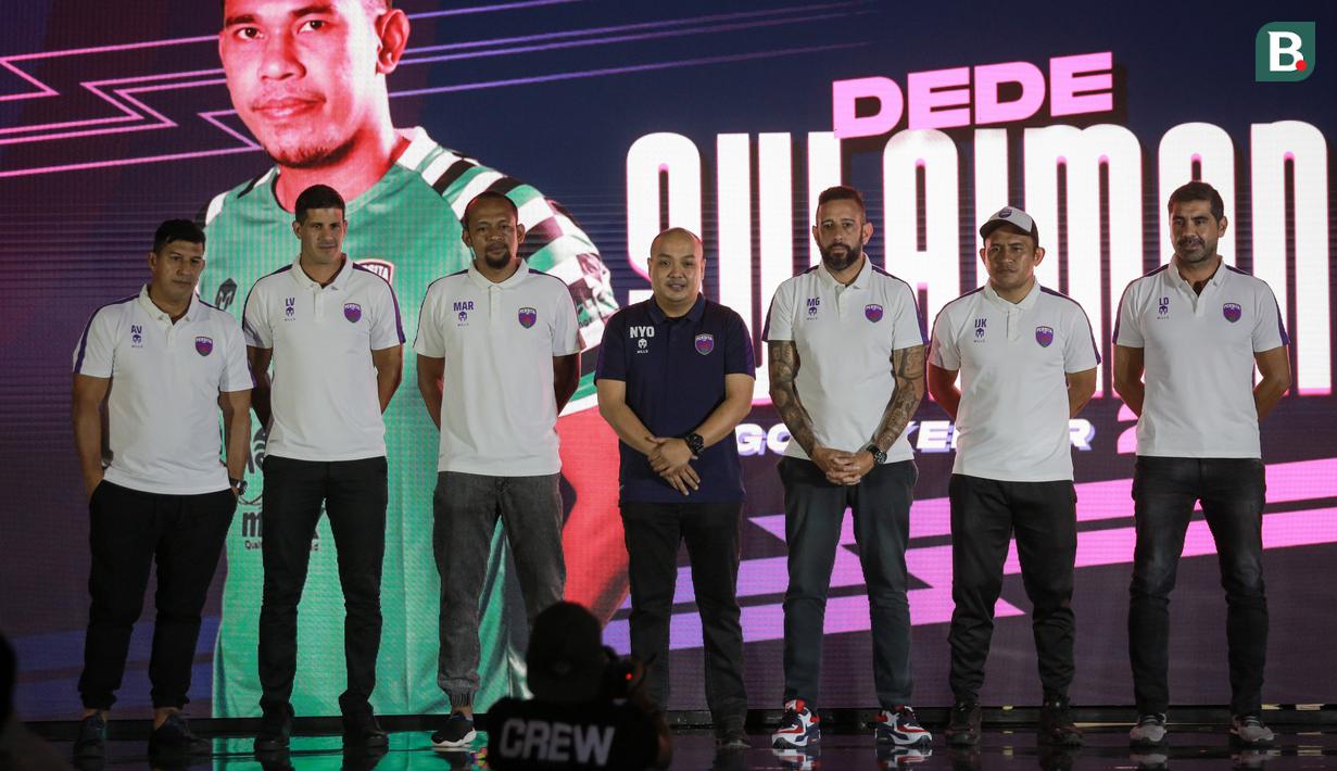 Manajer Perista Tangerang, I Nyoman Suryanatara (tengah) bersama jajaran pelatih Persita Tangerang saat acara Launching Team and Jersey Persita Tangerang di The Springs Club, Gading Serpong, Tangerang, Banten pada Kamis (21/06/2022). (Bola.com/Bagaskara Lazuardi)
