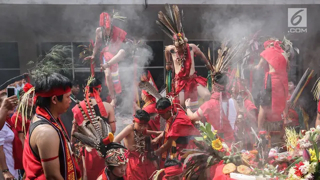 Aksi Ekstrem Para Tatung di Festival Cap Go Meh 2019