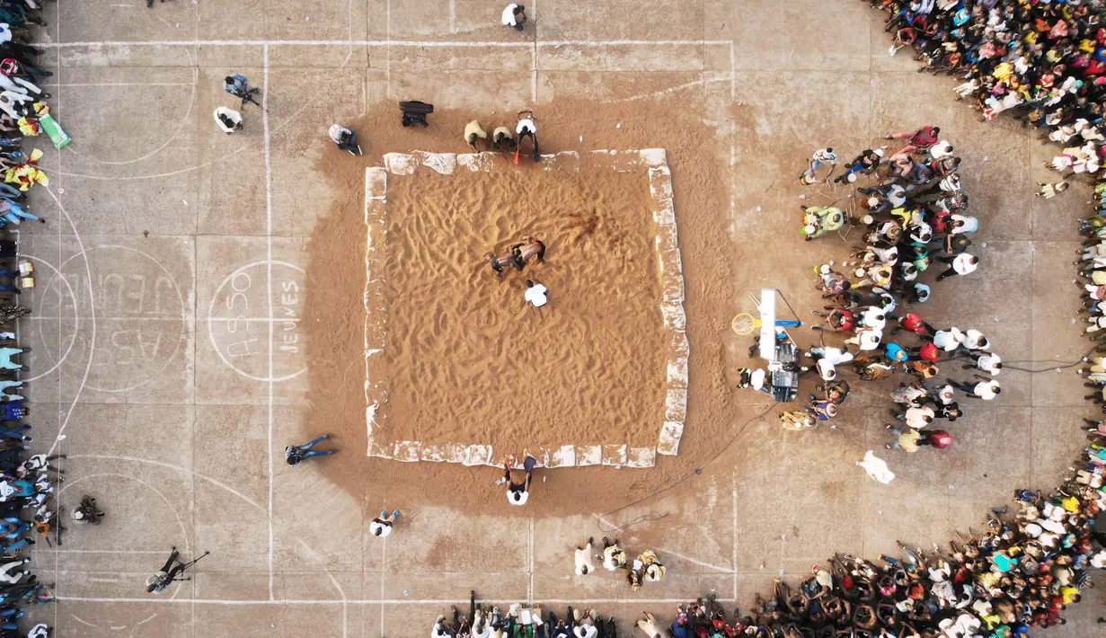 Pandangan udara saat berlangsungnya festival gulat tradisional di Bamako, Mali, 7 April 2019. Para petarung dalam festival ini bergulat di atas pasir. (MICHELE CATTANI/AFP)