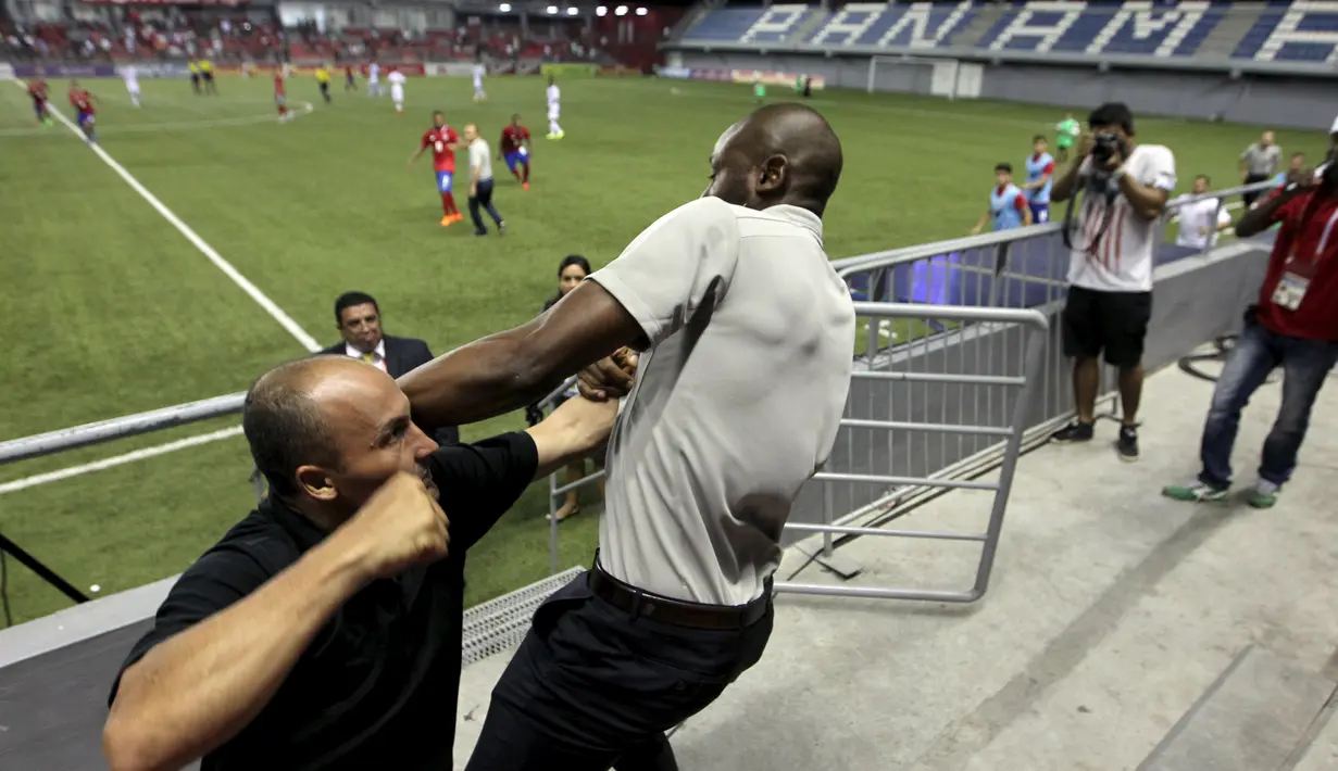 Pelatih tim nasional Kosta Rika, Paulo Wanchope (kanan) ketika terlibat baku hantam dengan petugas keamanan di tribun stadion Maracana, Panama, 11 Agustus 2015. Setelah kejadian itu, Wanchope memutuskan mundur dari jabatannya. (REUTERS)