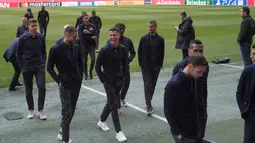 Striker Juventus, Cristiano Ronaldo bersama rekan-rekannya usai mengecek lapangan saat melakukan walkabout di Johan Cruyff ArenA di Amsterdam, Belanda (9/4). Juventus akan bertanding melawan Ajax pada leg pertama babak perempatfinal Liga Champions. (AP Photo/Peter Dejong)