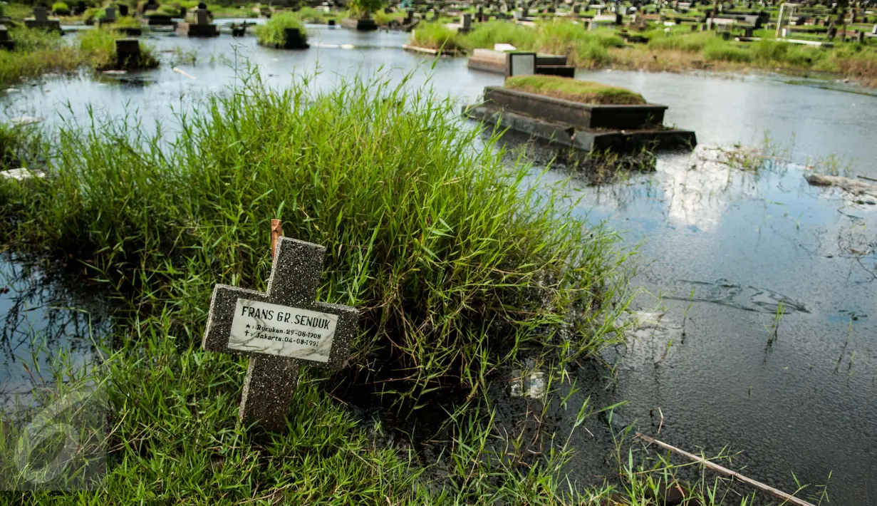 Pemandangan makam yang terendam di area Tempat Pemakaman Umum (TPU) Tanah Kusir, Jakarta, Selasa (25/4). Di TPU Tanah Kusir ini karena kerap tergenang banjir ketika terjadi hujan lebat. (Liputan6.com/Gempur M. Surya)