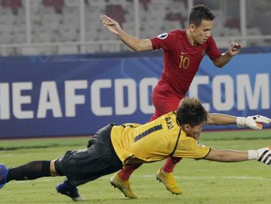 Penyerang Indonesia, Egy Maulana Vikri, berusaha melewati kiper Chinese Taipei, Li Guan Pei, pada laga AFC U-19 di SUGBK, Jakarta, Kamis (18/10/2018). Indonesia menang 3-1 atas Chinese Taipei. (Bola.com/M Iqbal Ichsan)