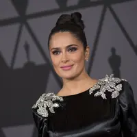 Meski Salma Hayek tak masalah dengan operasi plastik, namun ia tetap memilih menua dengan cara yang alami. Siapa sangka tahun ini ia sudah berusia 51 tahun? (VALERIE MACON / AFP)