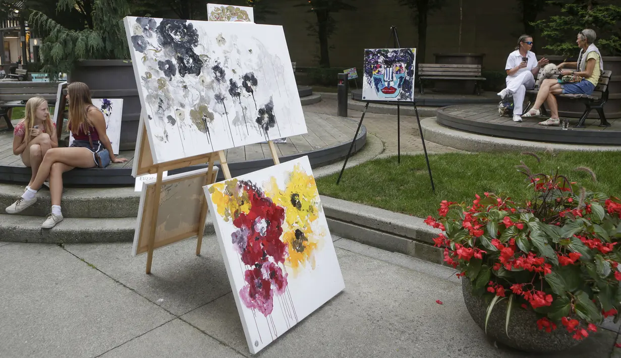 Karya-karya seni dipajang di area terbuka dalam pameran Art Downtown, Vancouver, British Columbia, Kanada, 4 September 2020. Art Downtown merupakan proyek yang memungkinkan seniman dan publik saling terhubung dan menginspirasi serta berbagi kreativitas. (Xinhua/Liang Sen)