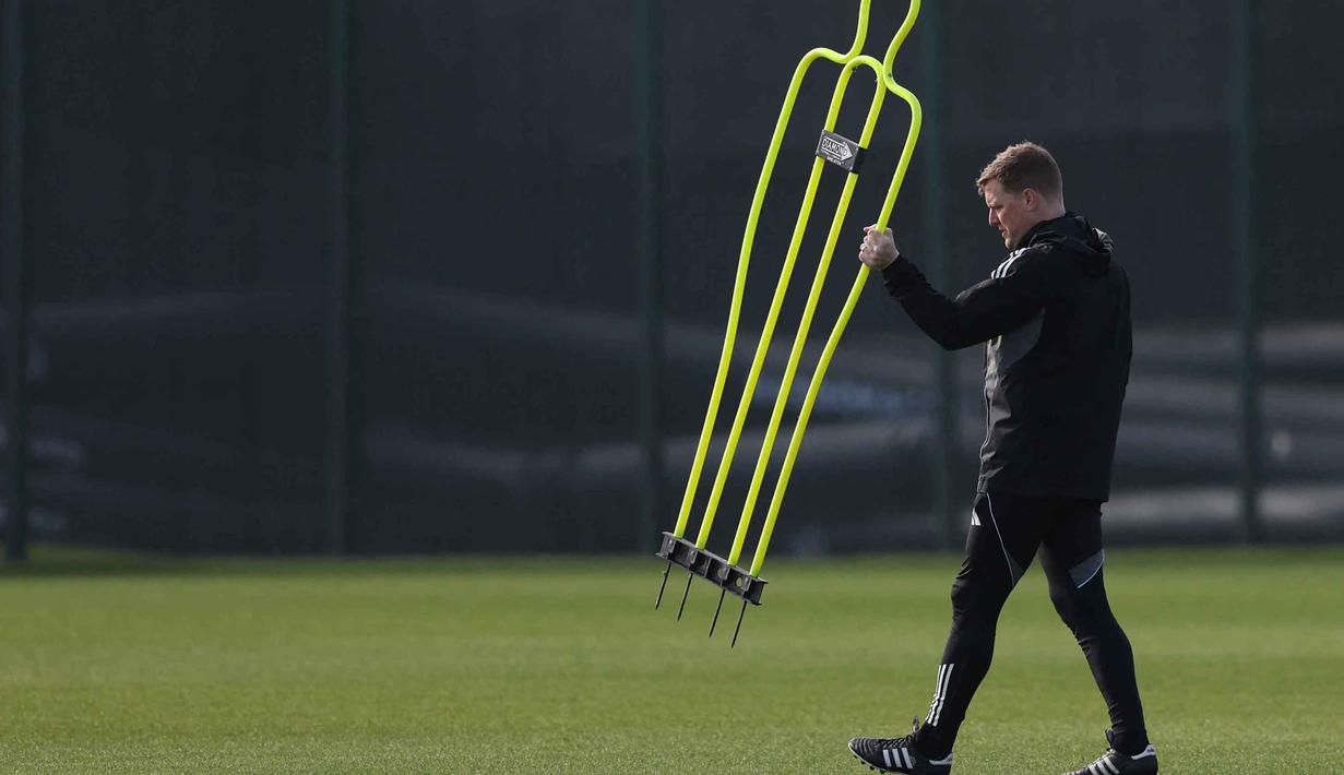 Bagi Newcastle United, laga ini adalah momen bersejarah karena untuk pertama kalinya mereka mencapai babak gugur Liga Champions. Tampak dalam foto, pelatih kepala Newcastle United, Eddie Howe, bersiap memimpin sesi latihan tim di pusat pelatihan Darsley Park di Newcastle upon Tyne, pada Senin 9 Maret 2026. (SCOTT HEPPELL/AFP)